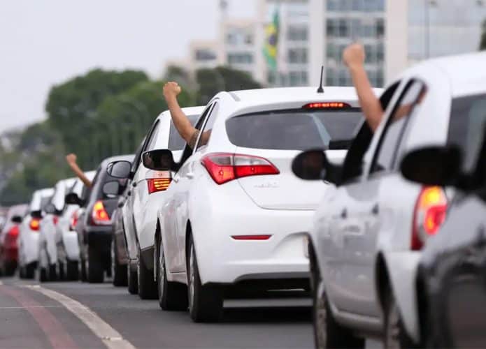 Motoristas de aplicativo em protesto na rua