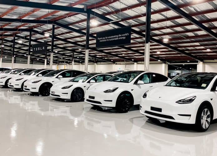 Carros elétricos da Tesla em galpão
