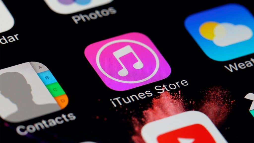 Ícone da iTunes Store entre outros aplicativos em tela inicial de aparelho da Apple