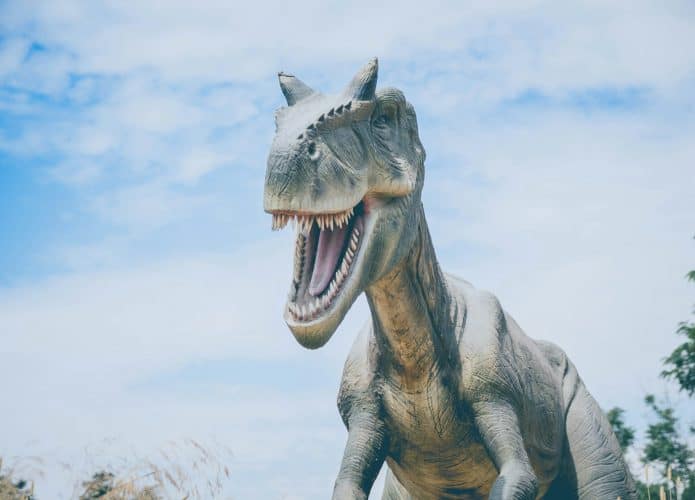 Estátua de dinossauro no Zoológico de Buin, no Chile. (Imagem: Alvaro Reyes/Unsplash)