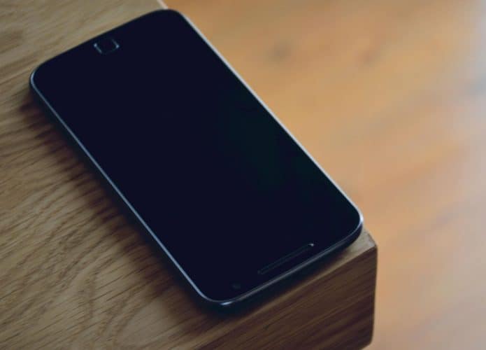 Imagem-mostrando-um-Motorola-em-cima-de-uma-mesa-695x500