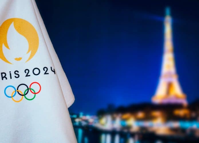 Bandeira das Olimpíadas de Paris com Torre Eiffel ao fundo