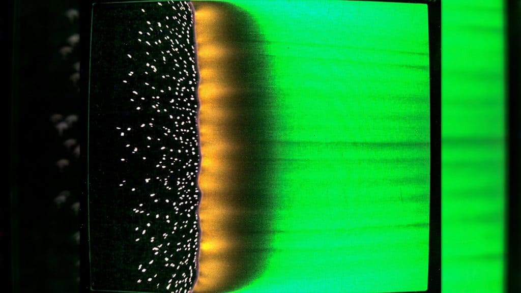 Amostra de tecido composto de algodão e fibra de vidro queimando durante Saffire-IV na ISS