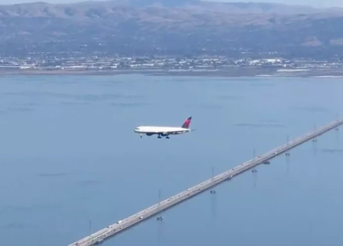 No vídeo o avião para estar parado, mas tudo não passa de uma ilusão ótica (Crédito: Will Manidis/ Reprodução X)