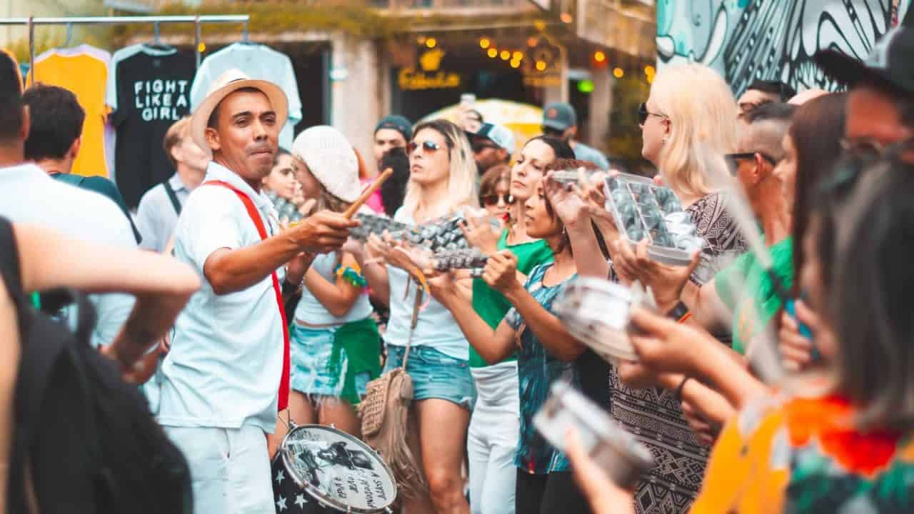 Como proteger seu celular e cartão de golpes no Carnaval?