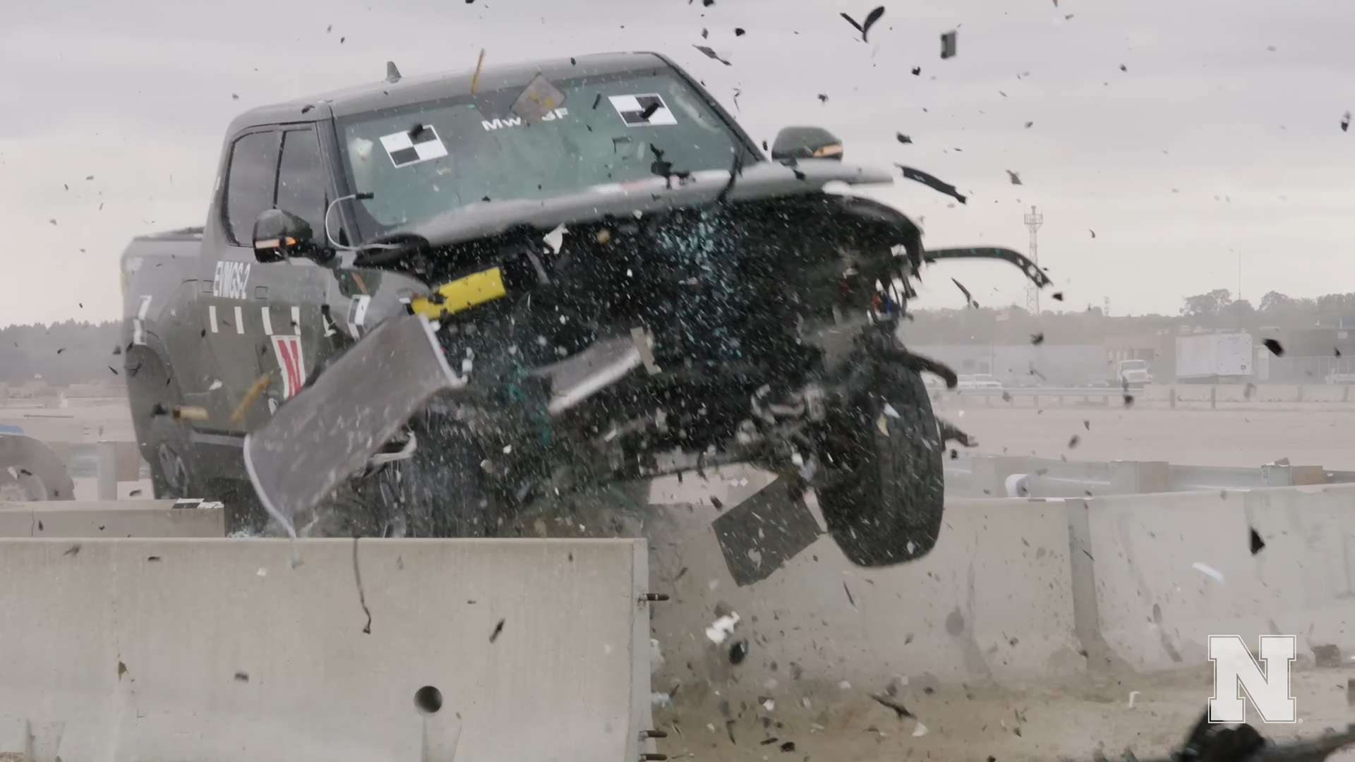 Veículos elétricos preocupam a segurança nas estradas; vídeo de testes impressiona