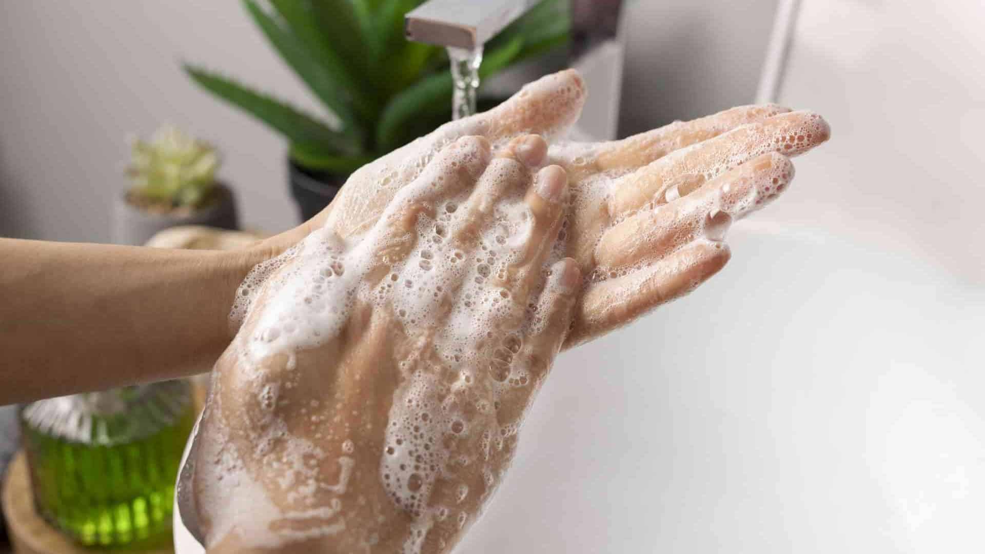 Lavagem das mãos com sabonete sempre forma espuma branca