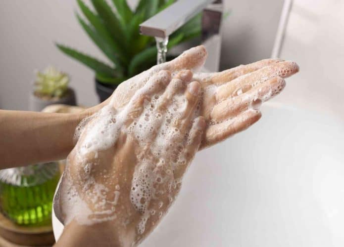 Lavagem das mãos com sabonete sempre forma espuma branca