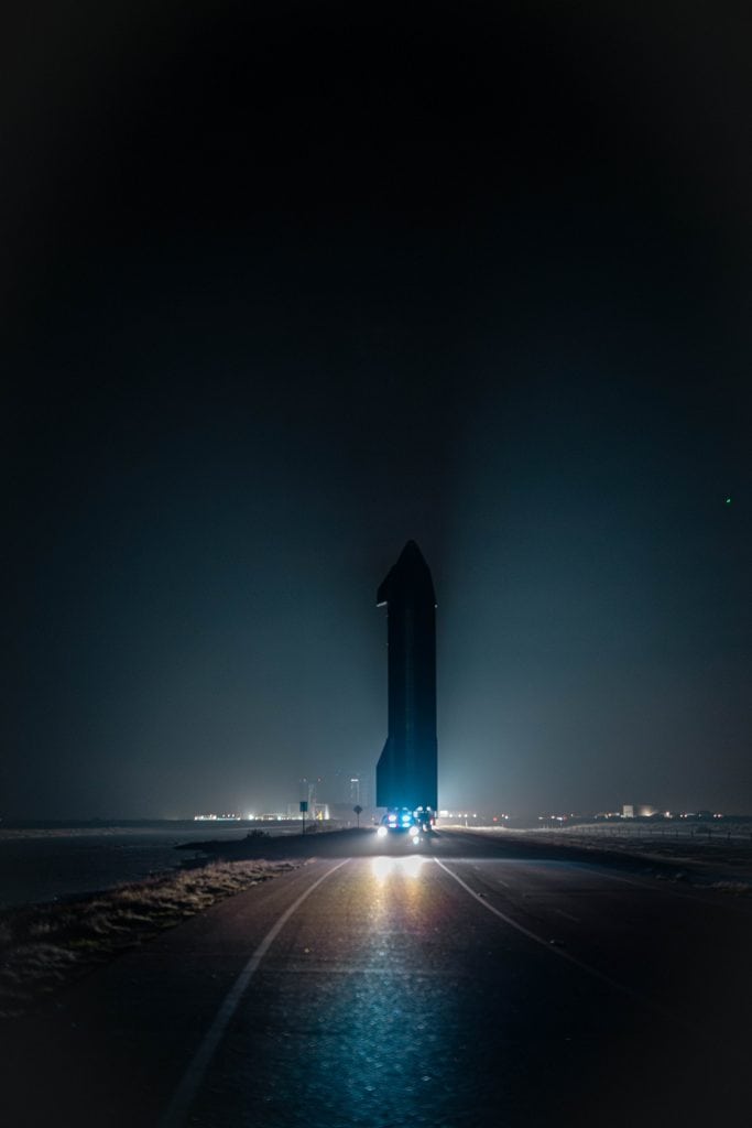 Estagio superior da Starship sendo transportado para a platafroma de lançamento