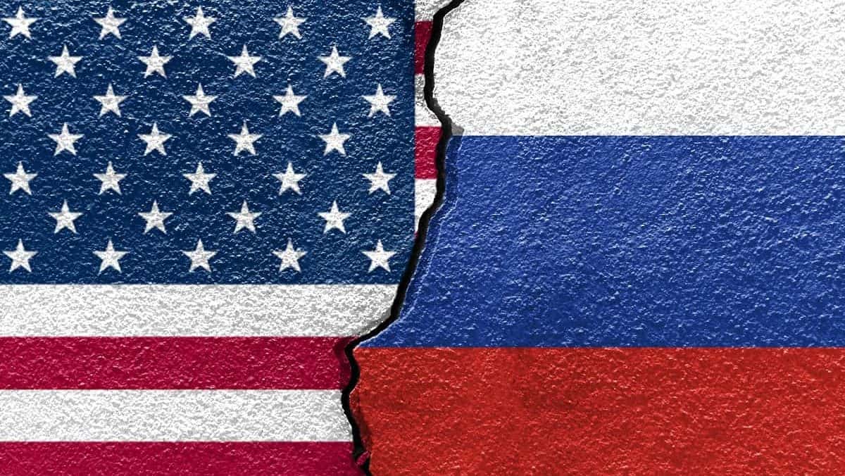 Ilustração juntando bandeiras dos Estados Unidos com a da Rússia