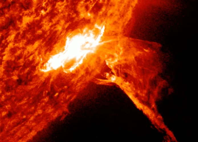A explosão solar foi classificada como M4.2 (Crédito: NASA/SDO, AIA, EVE, HMI science teams)
