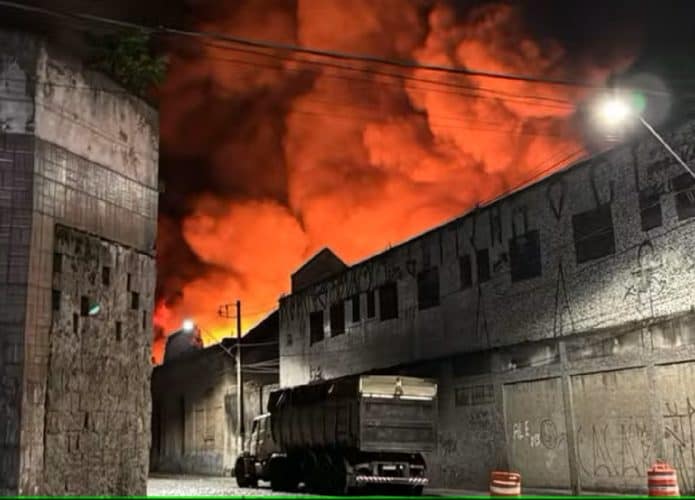 incendio_galpoes_santos-695x500