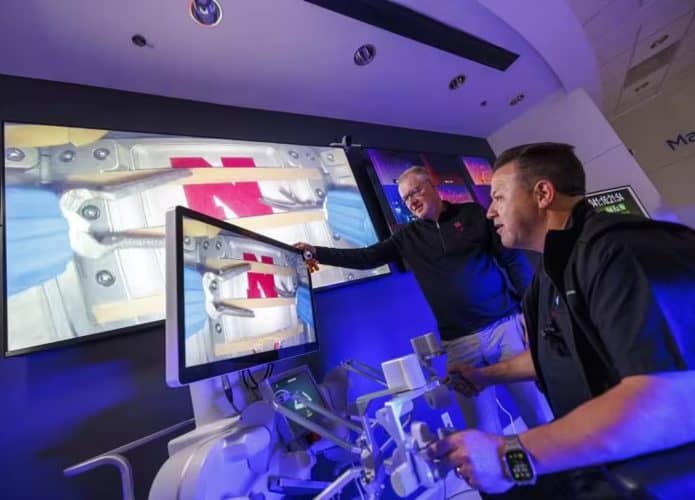 Robô operado por cirurgiões realiza procedimento na ISS pela primeira vez