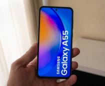 Homem segura celular samsung falaxy a55