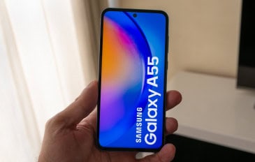 Homem segura celular samsung falaxy a55