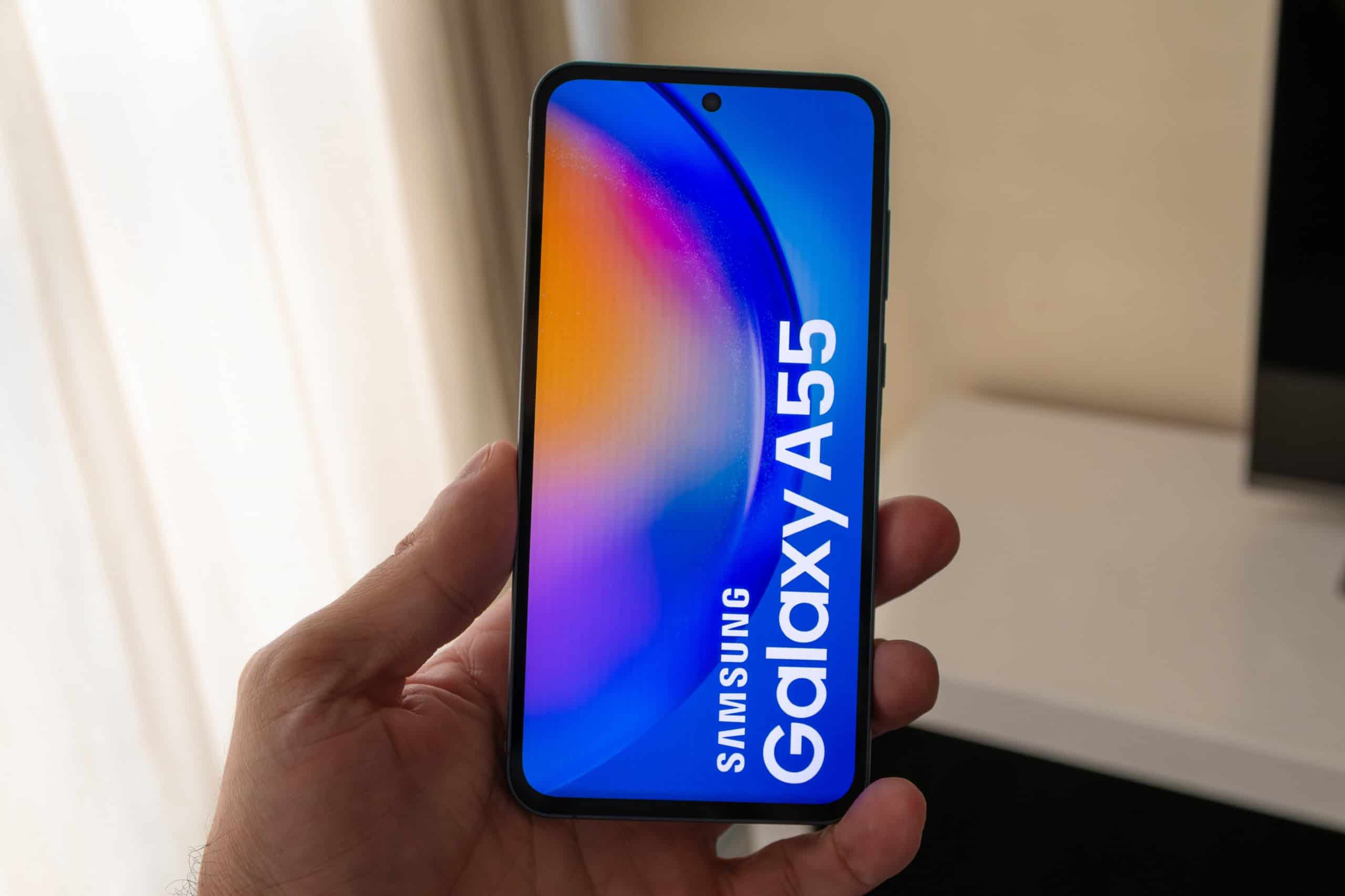 Samsung Galaxy A55 ainda vale a pena? Entenda o que realmente muda em relação ao Galaxy A56