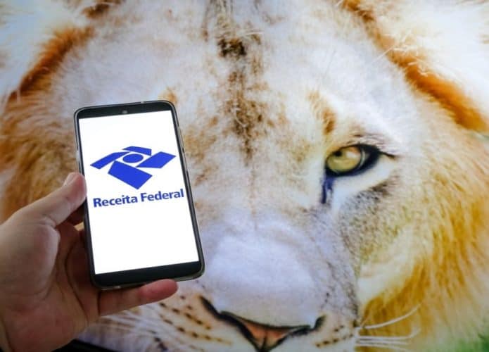 Leão de fundo e em primeiro plano app com logo da Receita Federal
