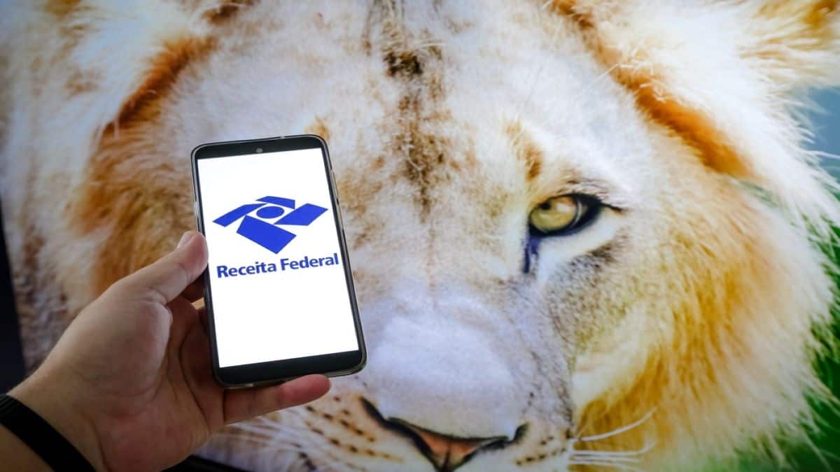 Leão de fundo e em primeiro plano app com logo da Receita Federal