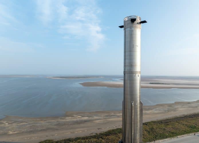 O booster Super Heavy foi trasportado para a plataforma de lnaçamento (Crédito: SpaceX)