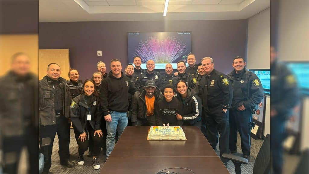 Henzo Lopes com família e policiais em festa de aniversário em delegacia após golpe do iPhone falso