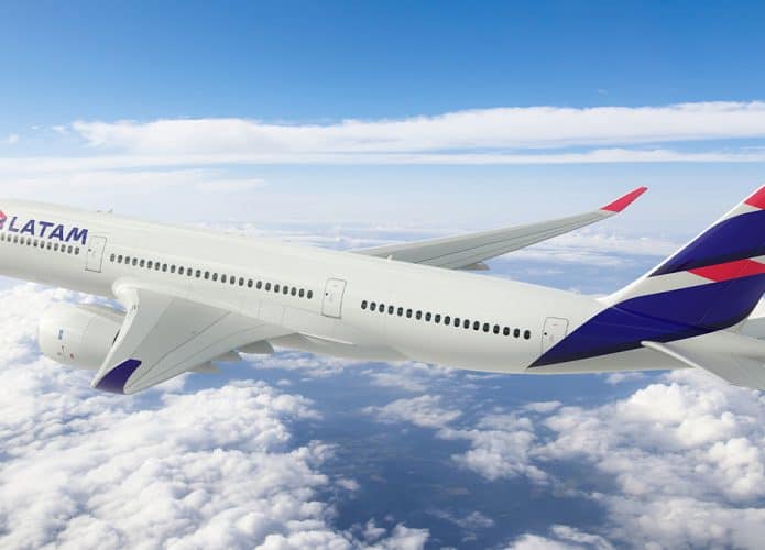 Montagem de avião da Latam durante voo
