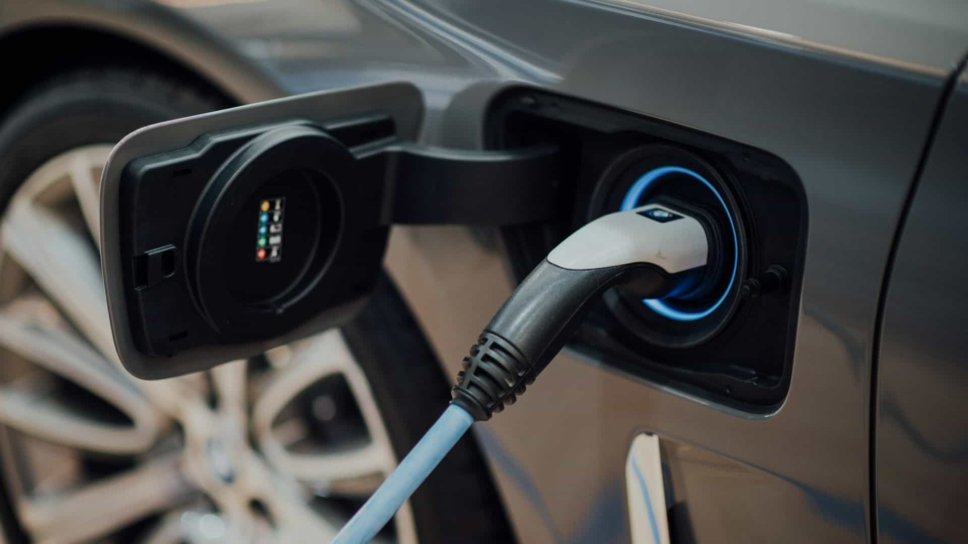 Bateria de carro elétrico via Chuttersnap/Unsplash