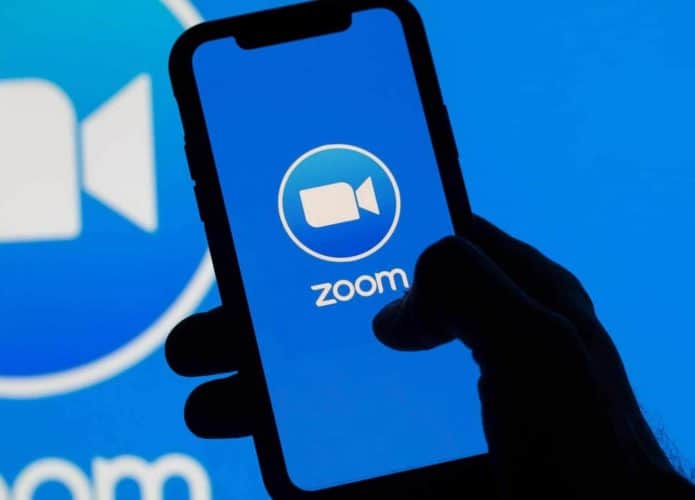 Zoom eleva previsão de lucros com aposta em IA 