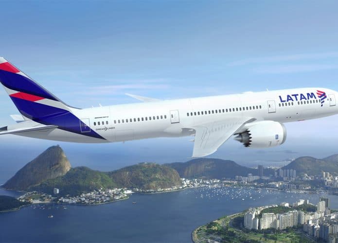 Montagem de avião da Latam durante voo