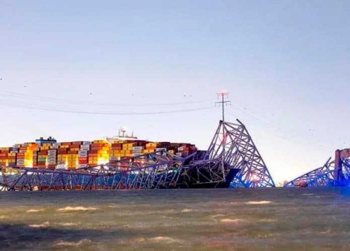 Navio cargueiro embaixo de ponte que colapsou em Baltimore