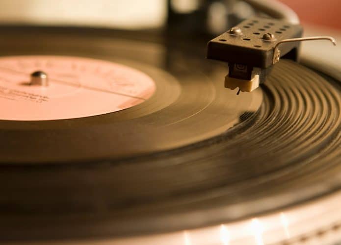 Disco de vinil tocando em vitrola