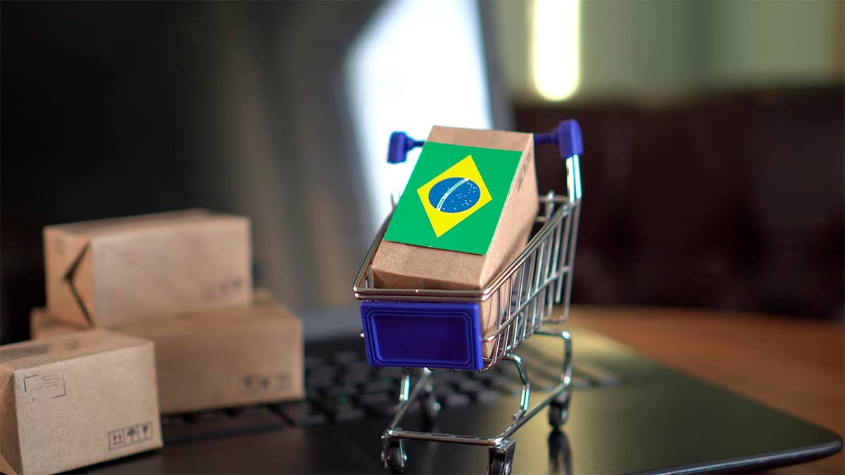 Carrinho de brinquedo com caixinha e bandeira do Brasil dentro para ilustrar conceito de e-commerce