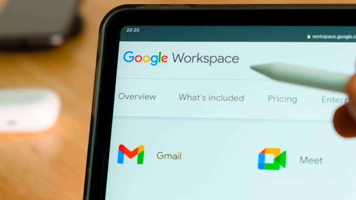 Página do Google Workspace aberta em navegador num MacBook