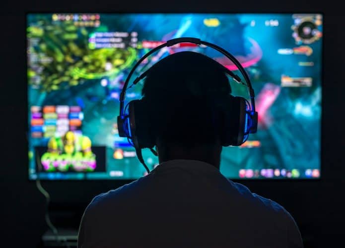 Pessoa jogando jogo no computador