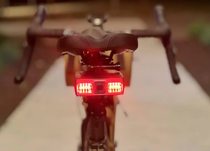 Lanterna com IA instalada em bicicleta