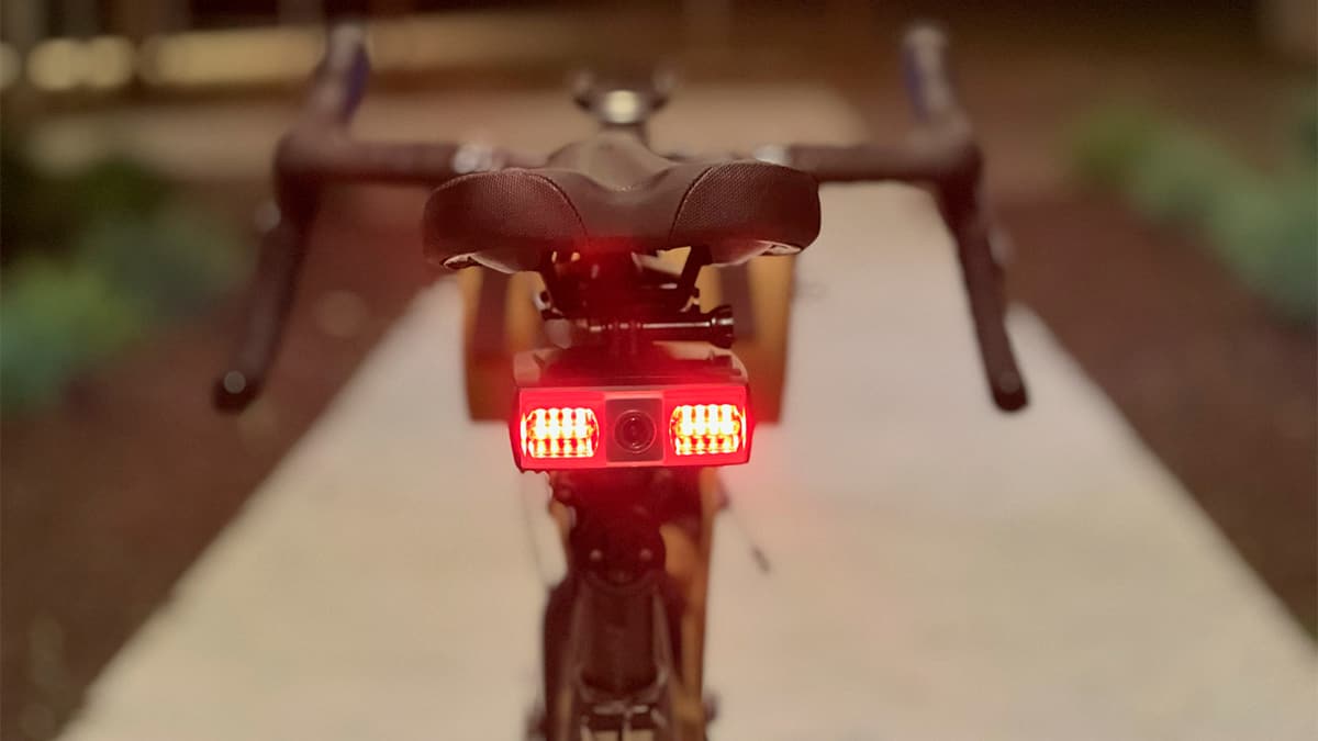 Lanterna com IA instalada em bicicleta