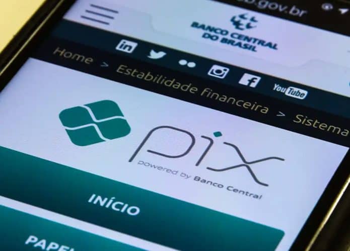 Página do Pix no site do Banco Central aberta em celular