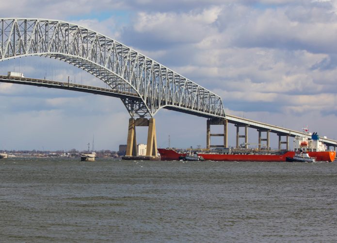 Navio cargueiro passando debaixo de ponte em Baltimore