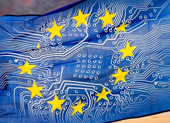 Montagem de bandeira da União Europeia com chip usado por big techs
