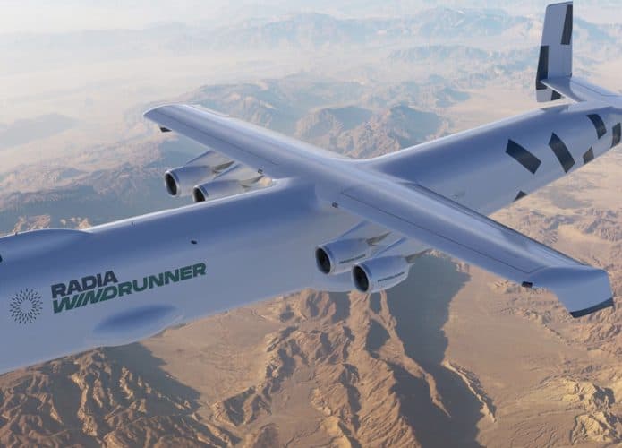 Windrunner, avião gigante da Radia, no ar