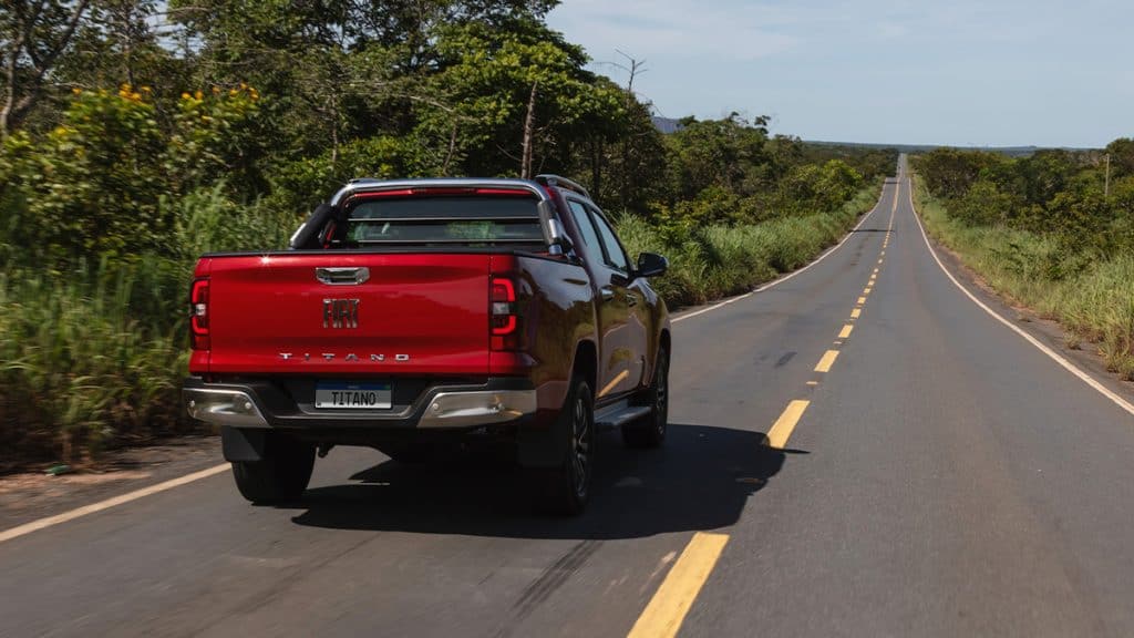 Picape Fiat Titano andando em estrada