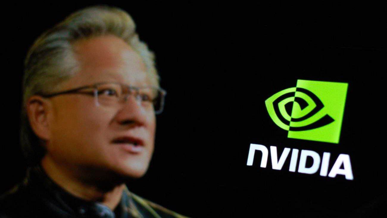 À esquerda, Jensen Huang; à direita, logo da Nvidia, ambos em fundo preto