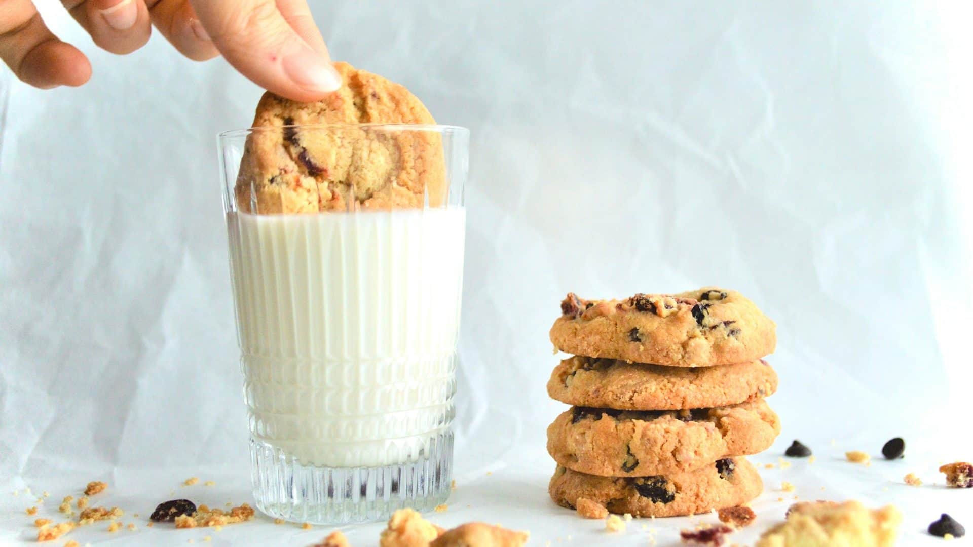 Leite e biscoitos via Rumeysa Aydin/Unsplash
