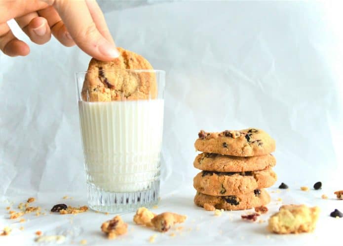 Leite e biscoitos via Rumeysa Aydin/Unsplash