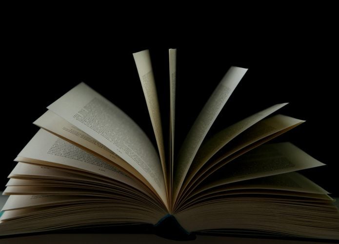Livro via Mikolaj/Unsplash