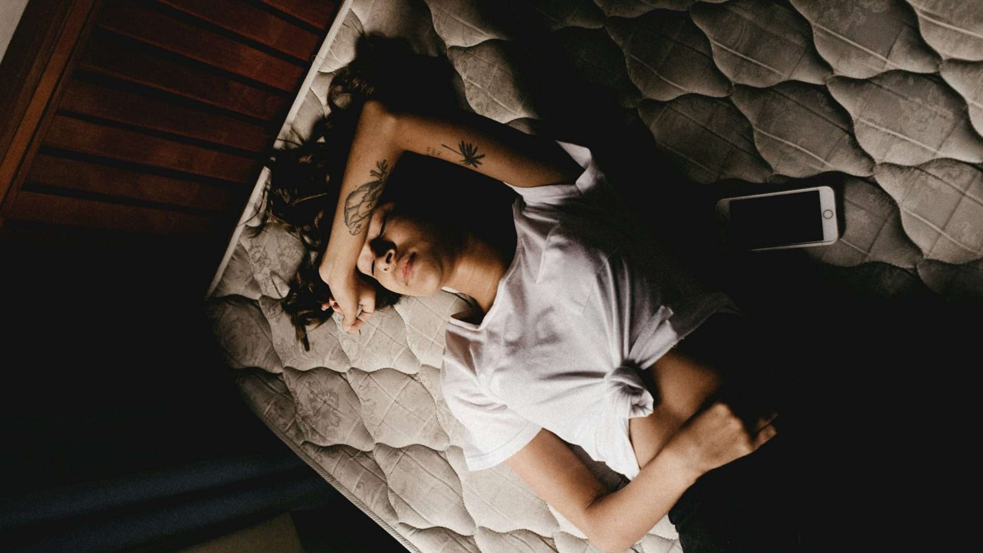 Pode dormir com o celular do lado? Via Jonathan Borba/Unsplash