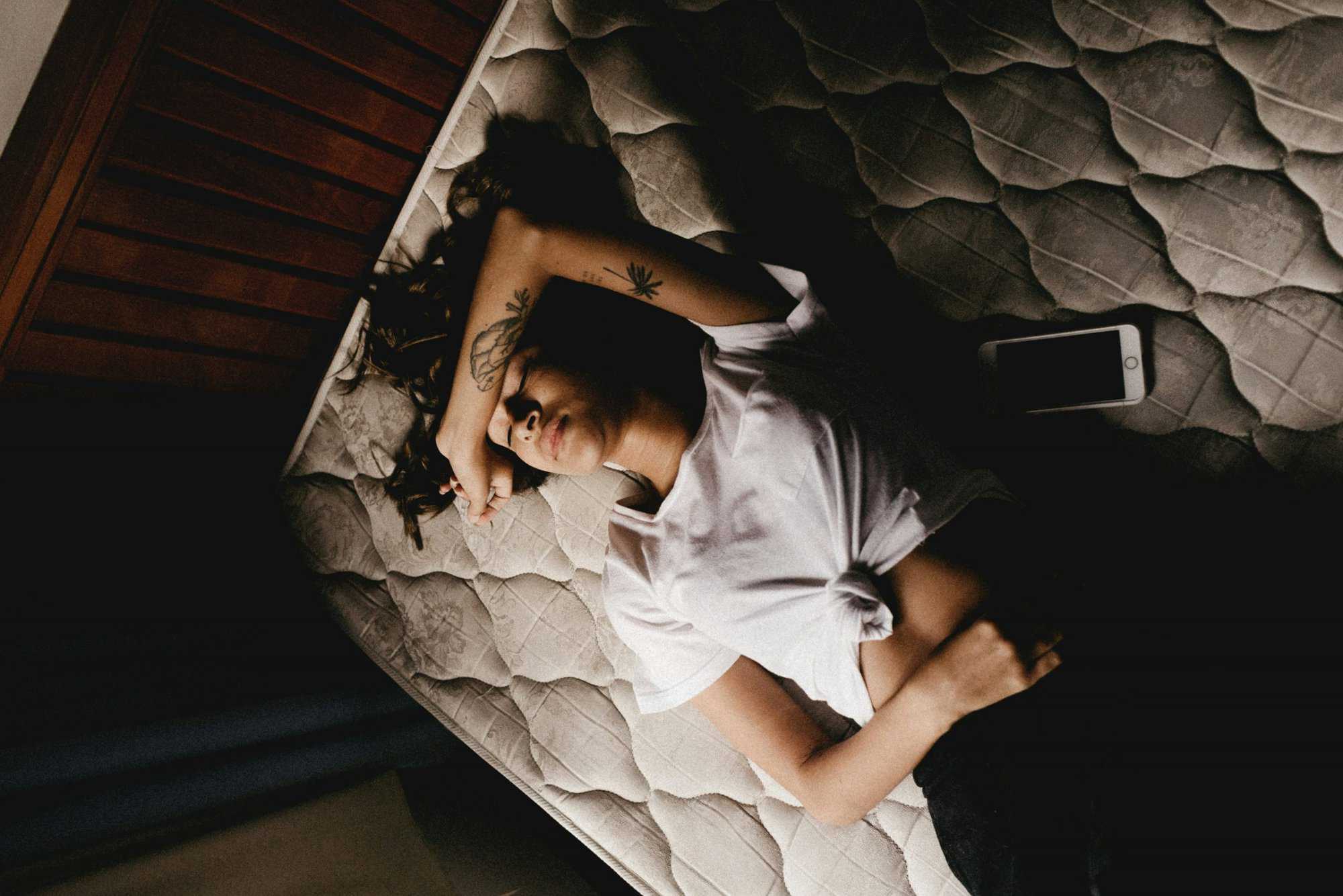 Pode dormir com o celular do lado? Via Jonathan Borba/Unsplash