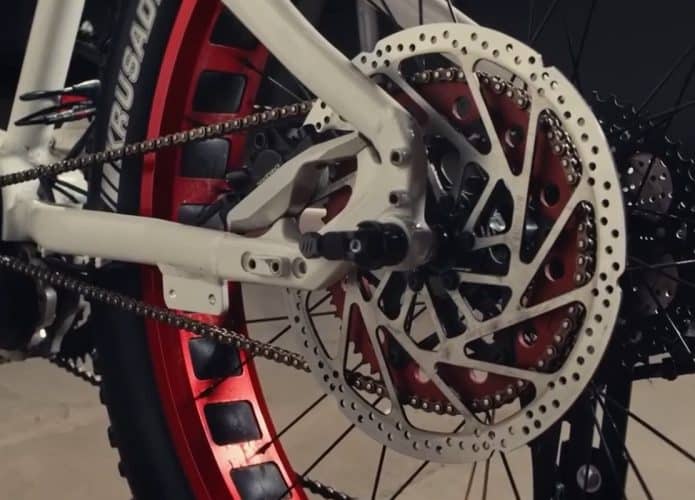 Detalhe das duas correntes da e-bike