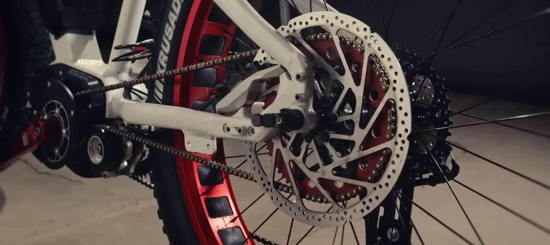 Detalhe das duas correntes da e-bike