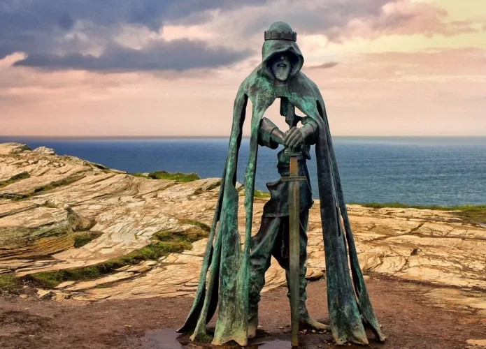 Escultura do Rei Arthur em nas falésias que cercam o Castelo de Tintagel, local de seu aparente nascimento. (Crédito: Gary Perkin/Shutterstock)
