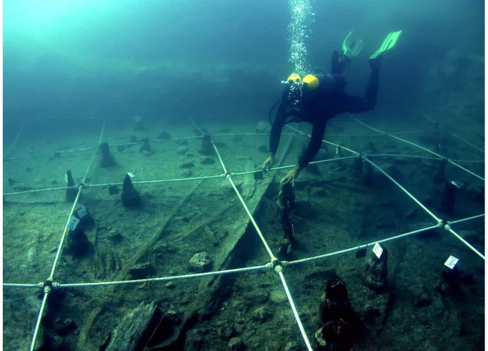 barcos neolíticos encontrados no fundo do lago (Crédito: Gibaja et al., 2024, PLOS ONE, ( CC-BY 4.0 ))